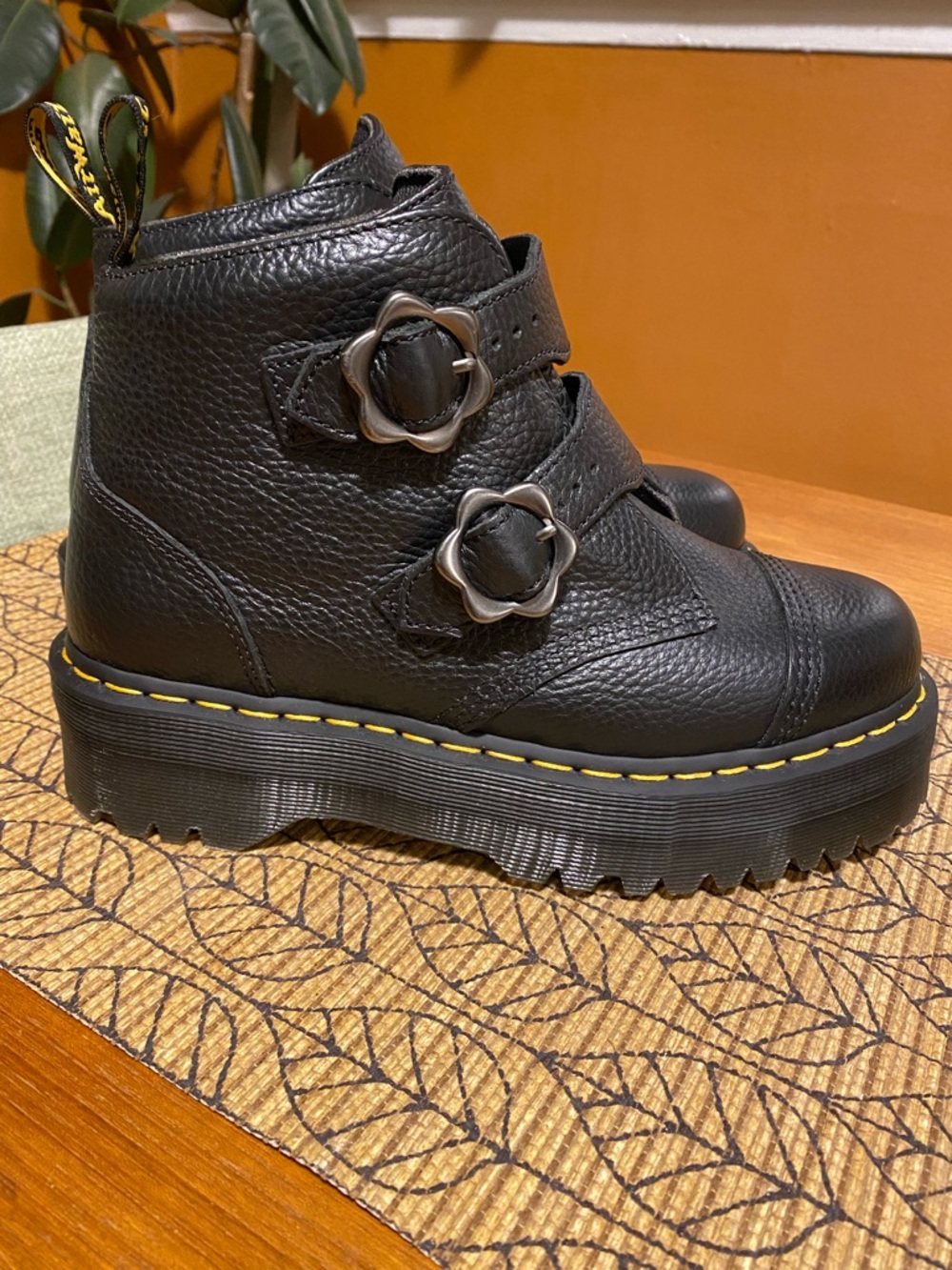 Dr.Martens DEVON FLOWER BUCKLE LEATHER PLATFORM BOOTS sz 9 NWOT